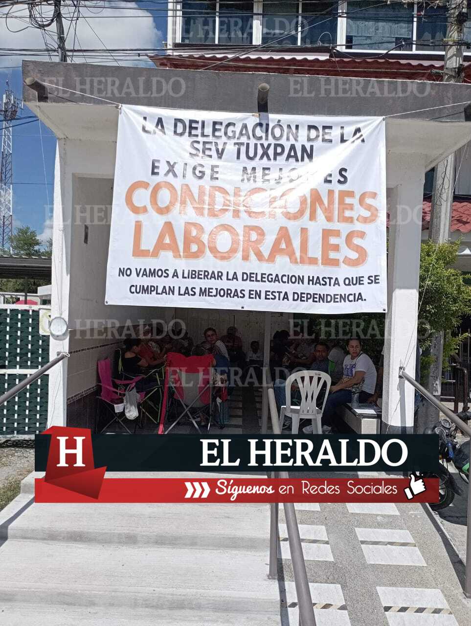 El Heraldo De Poza Rica Toman Las Instalaciones De La SEV