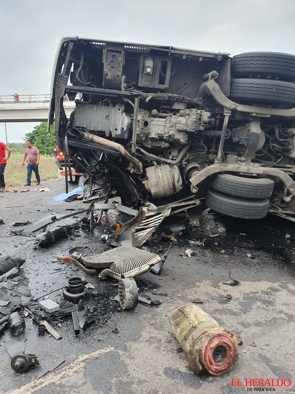 Accidente de trailers y autobús deja un muerto y varios lesionados