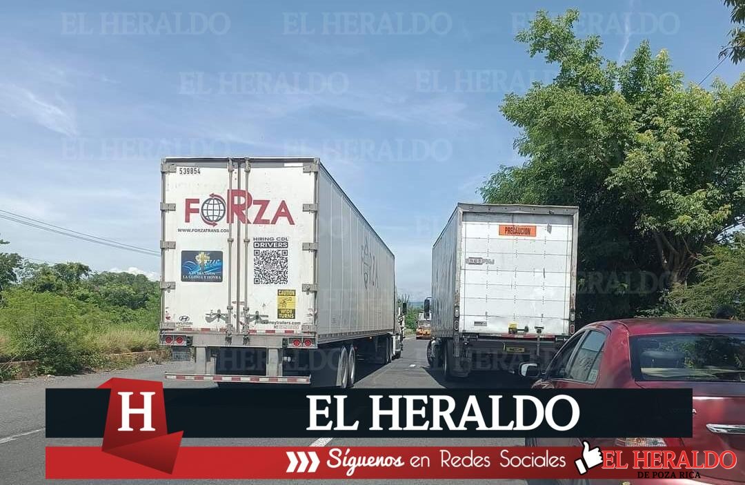 Afectados por lluvias bloquean carretera Xalapa 2