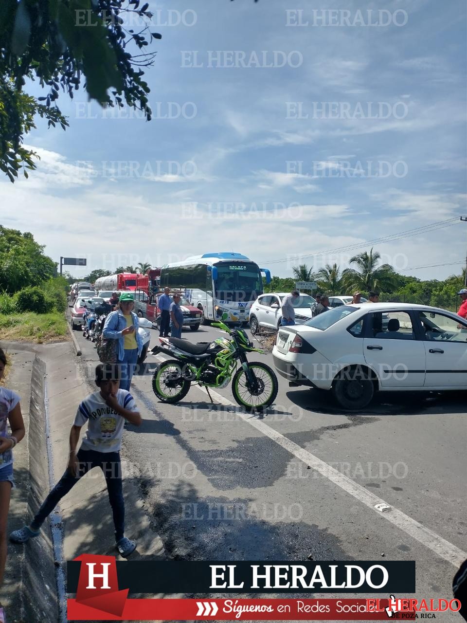 Afectados por lluvias bloquean carretera Xalapa