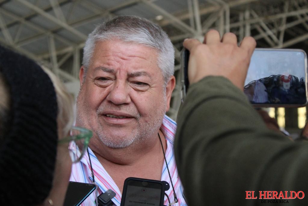 Ahued debe quedarse como alcalde considera Manuel Huerta