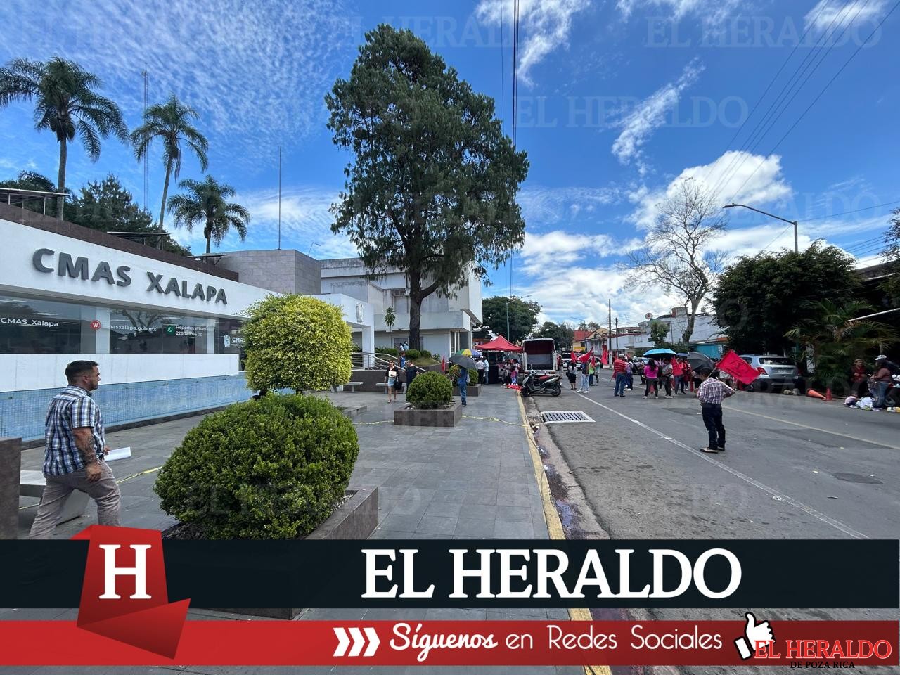 Antorchistas bloquean avenida Miguel Alemán 2