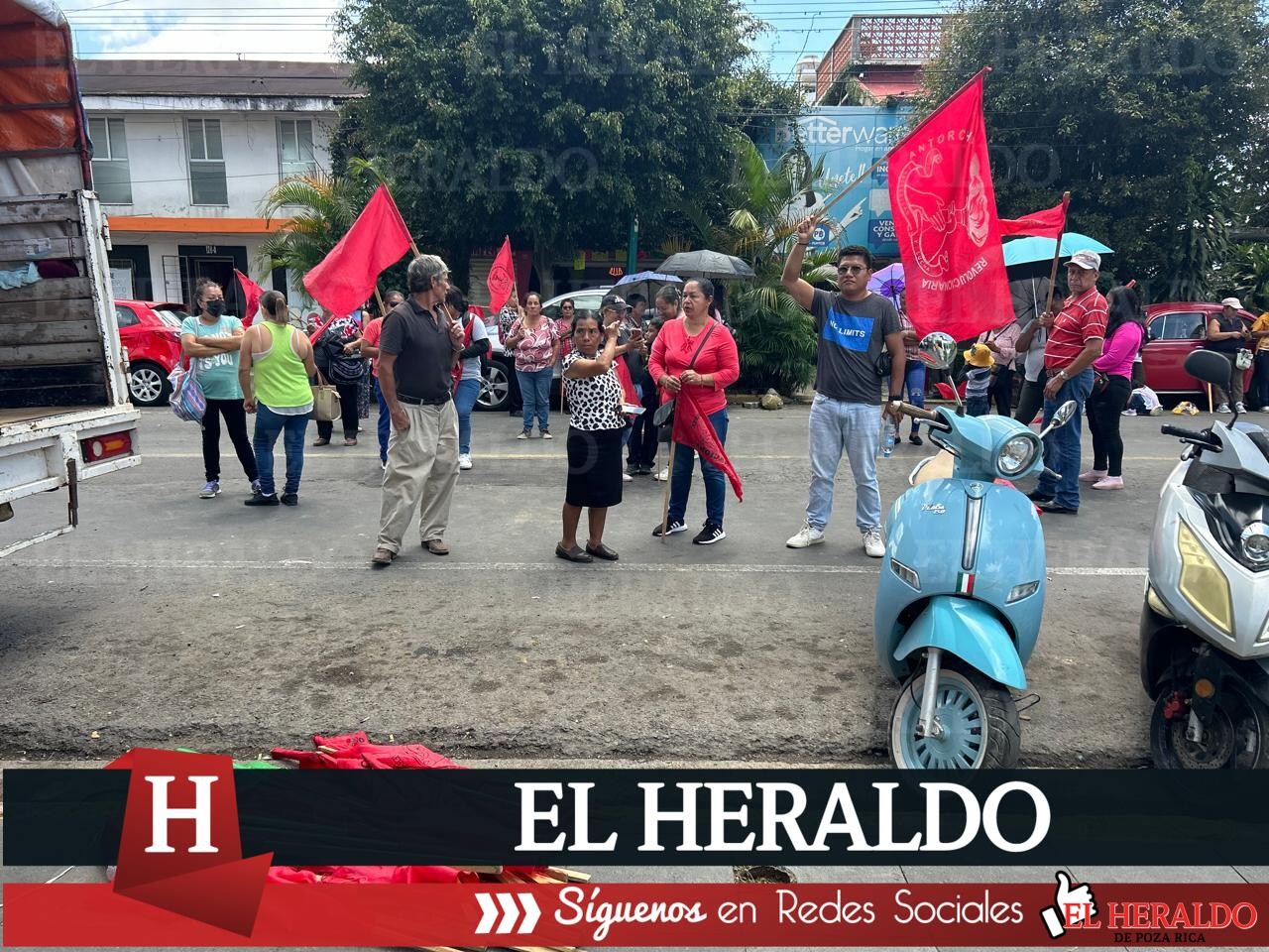Antorchistas bloquean avenida Miguel Alemán