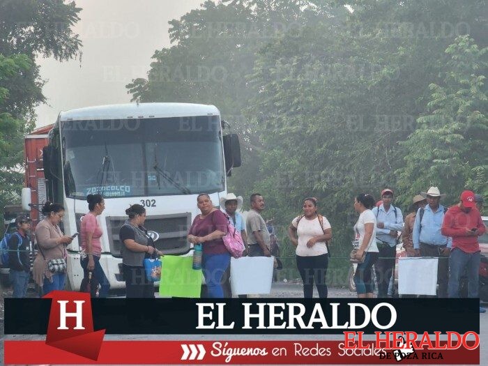 Bloquean carretera