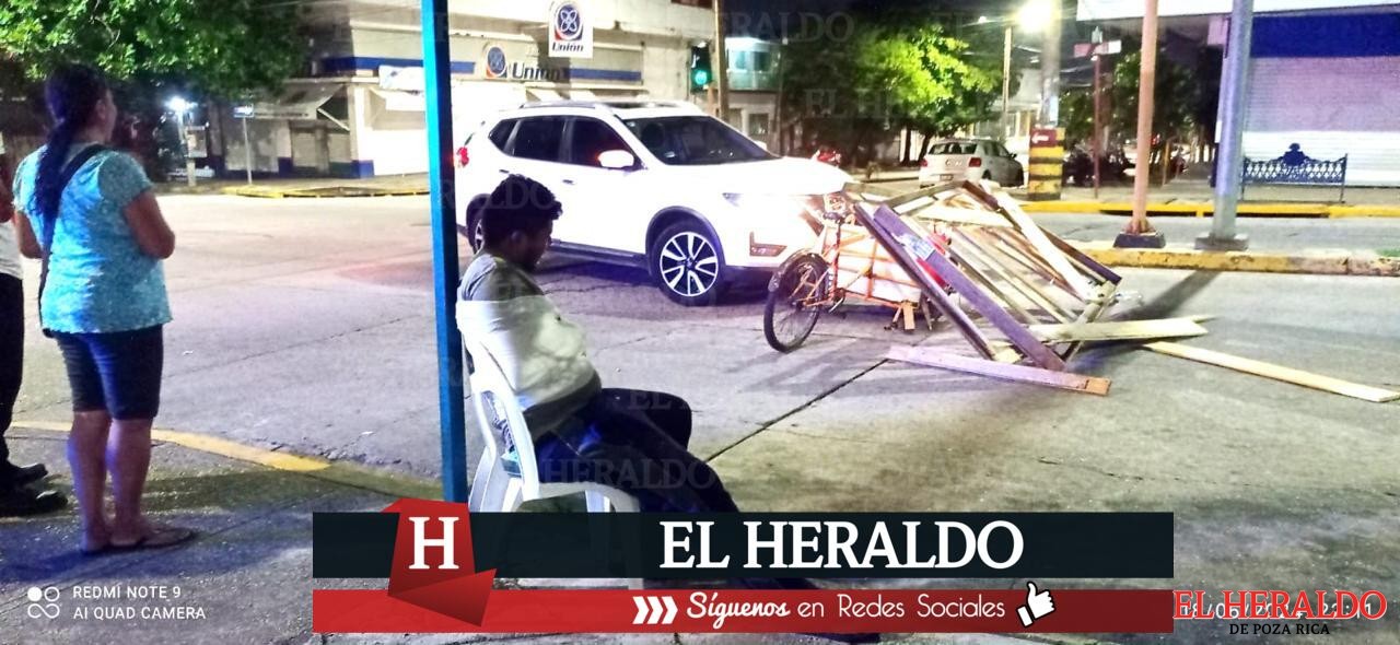 Camioneta impacta a varón que iba en triciclo en el centro de Coatzacoalcos 1