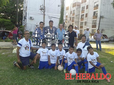 El Heraldo de Poza Rica - Reciben reconocimientos equipos de Lobos París