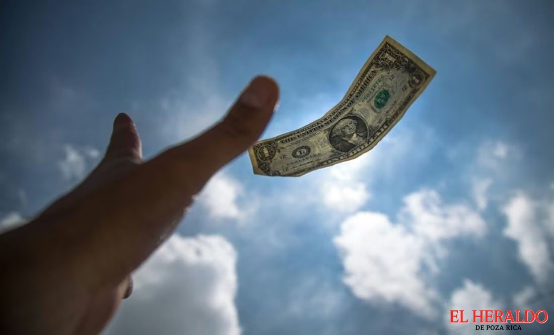 Dólar rompe las 18 unidades