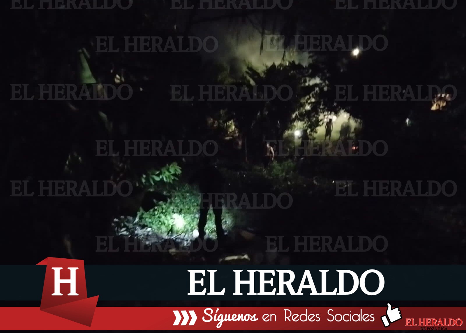 Ebrio sujeto cae en canal de aguas negras