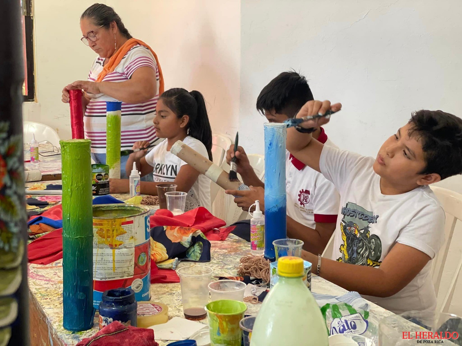 Elaboran juguetes con material de desecho