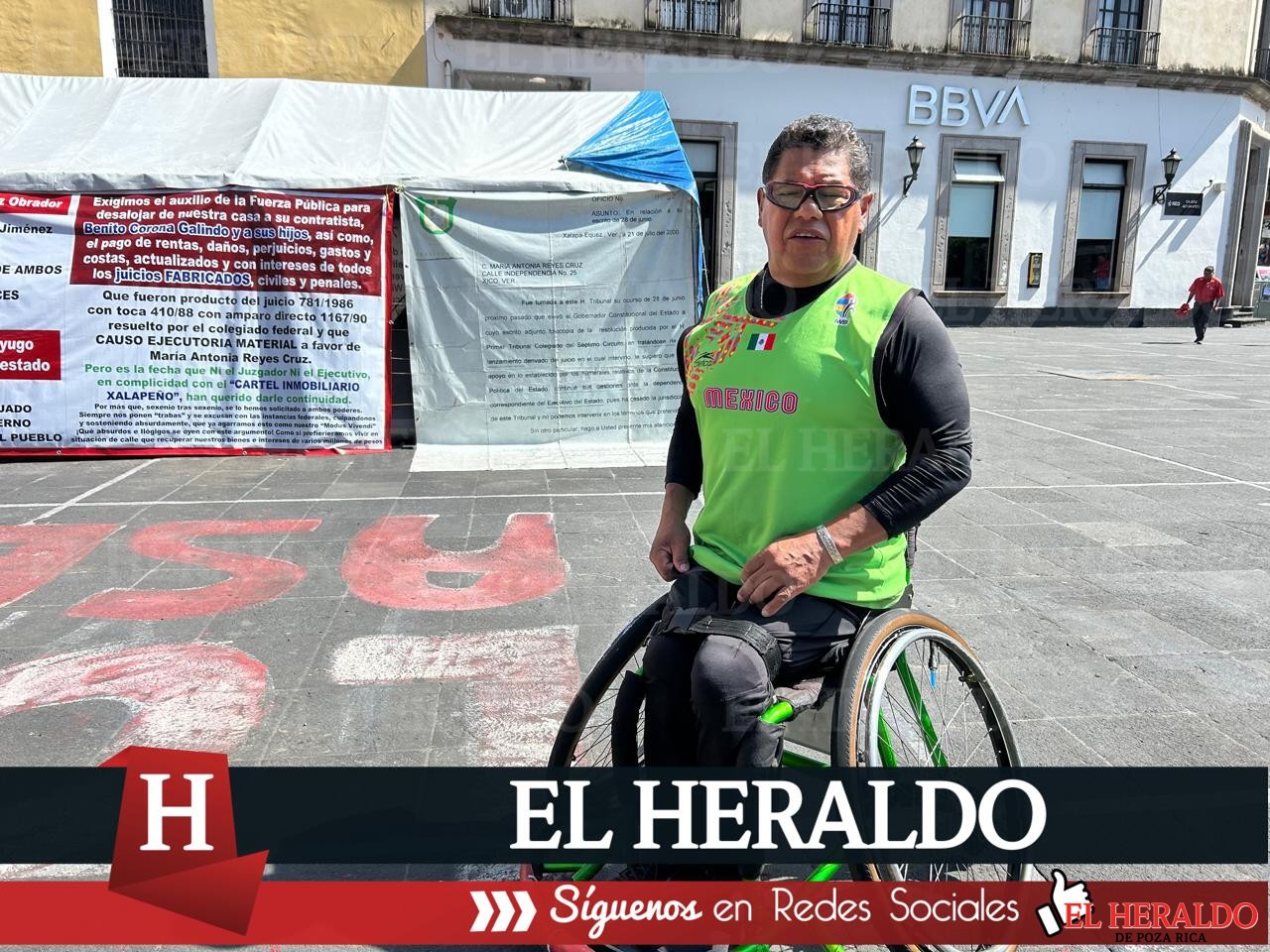 Gerardo protesta para exigir reinstalación en Registro Civil de Xalapa