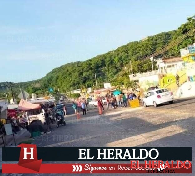 Habitantes de Plan del Río bloquean la carretera Xalapa