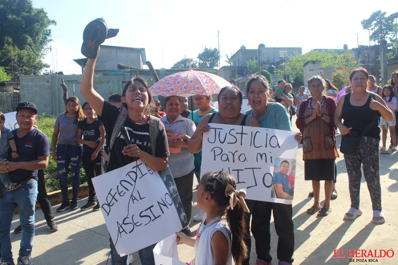 Marchan en Ixhuatlán