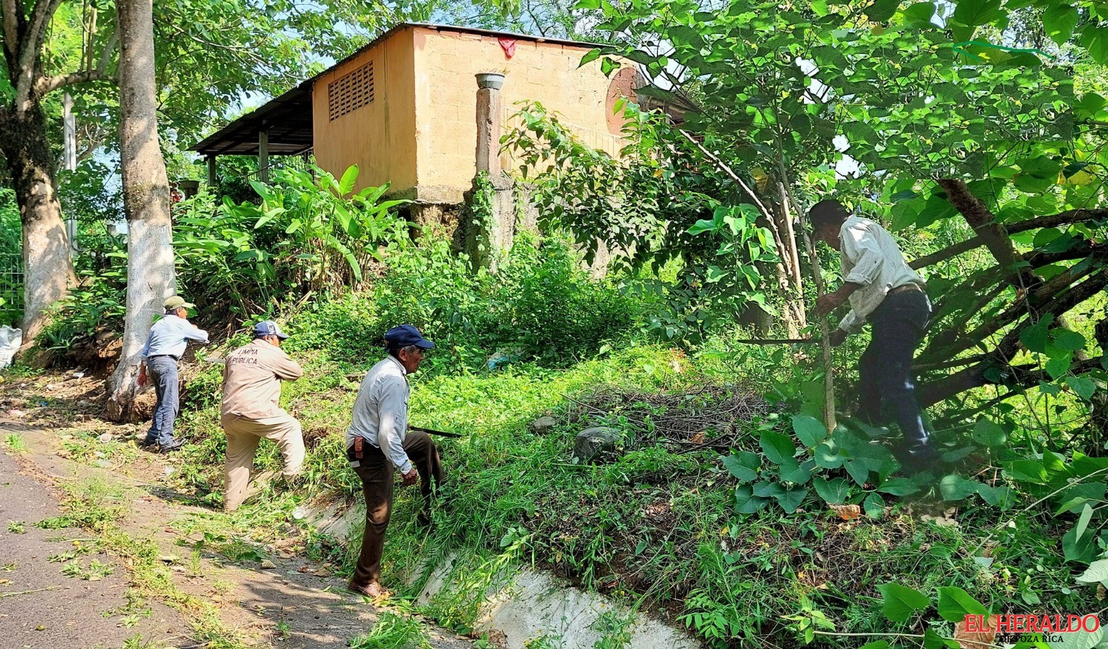 Participan pobladores en jornada de limpieza