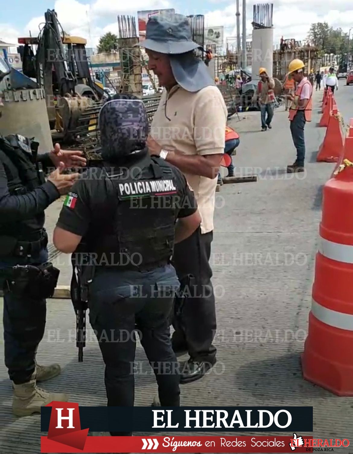 Policías acorralan