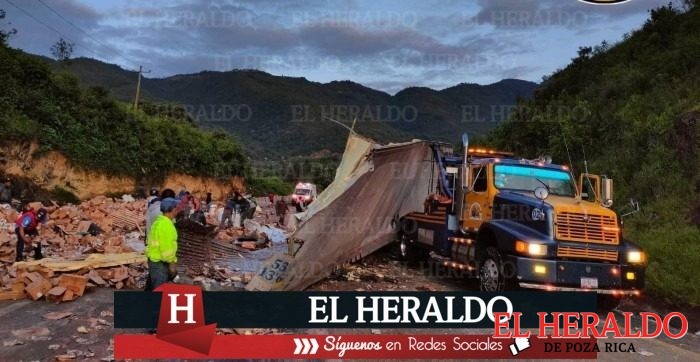 Rapiñeros roban carga de frijol de tráiler que volcó en las cumbres de Maltrata