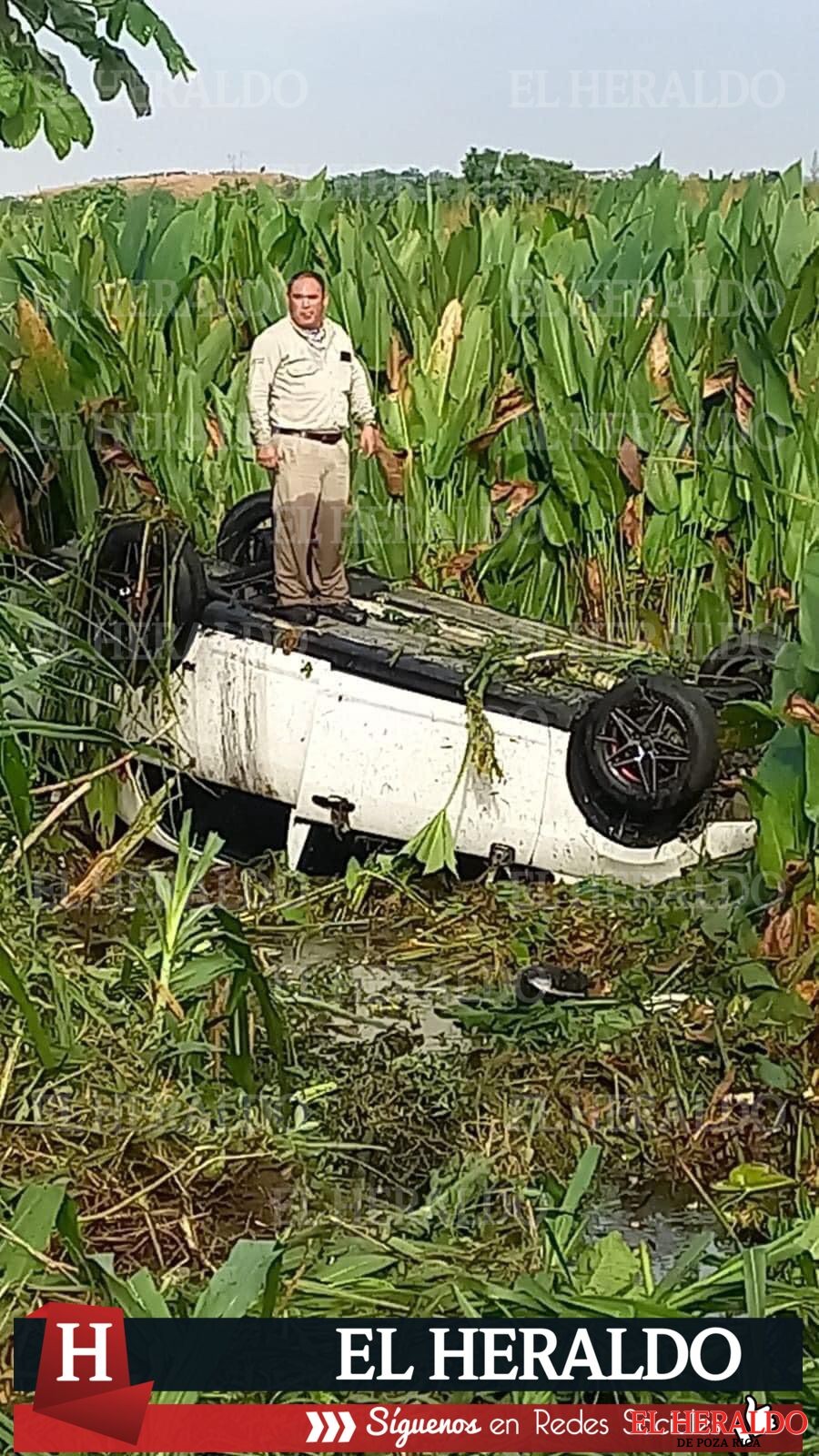 Rescatan a petrolero que se volcó con su auto en la carretera Coatzacoalcos