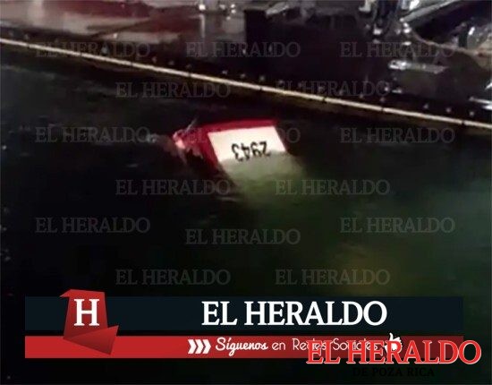 Taxi cae al mar en Veracruz