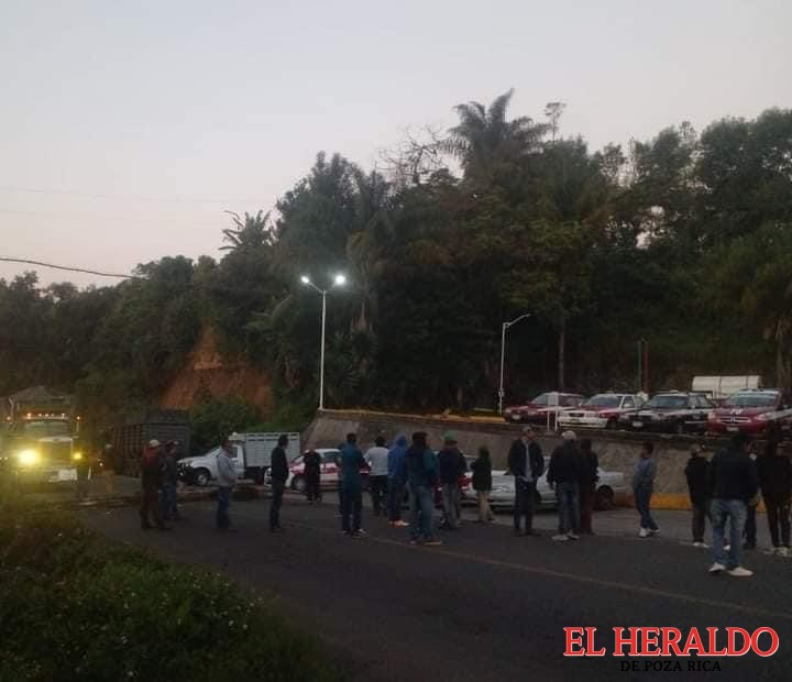 Taxistas bloquean