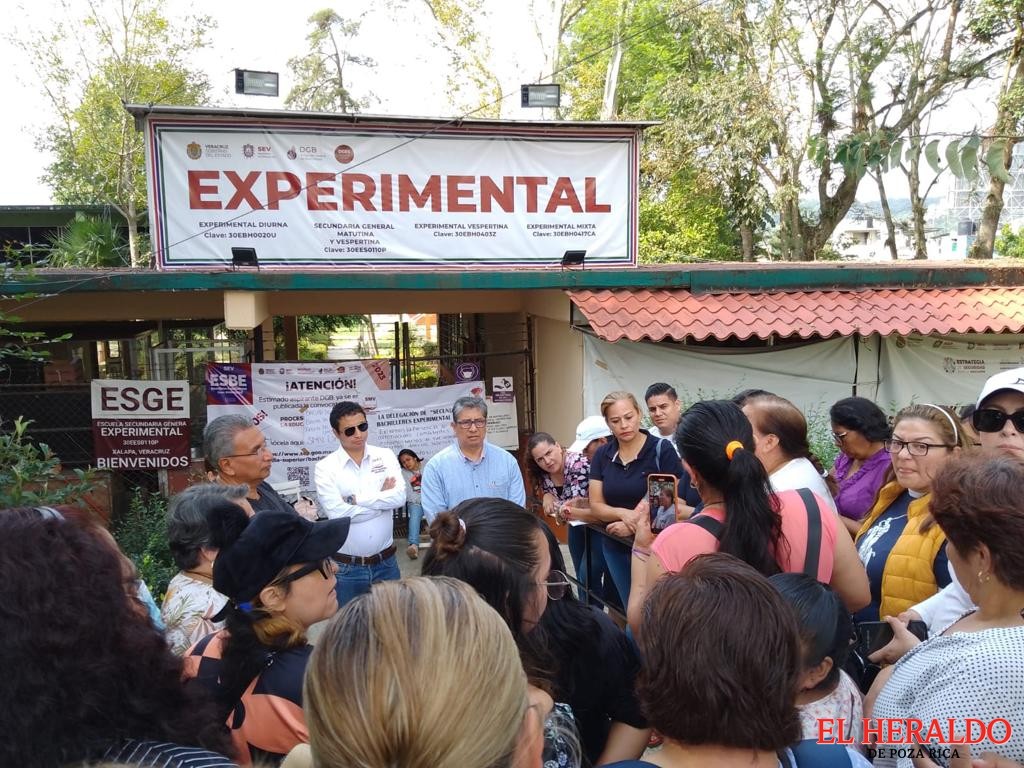 Toman escuela Experimental en Xalapa denuncian aviadores y acoso laboral