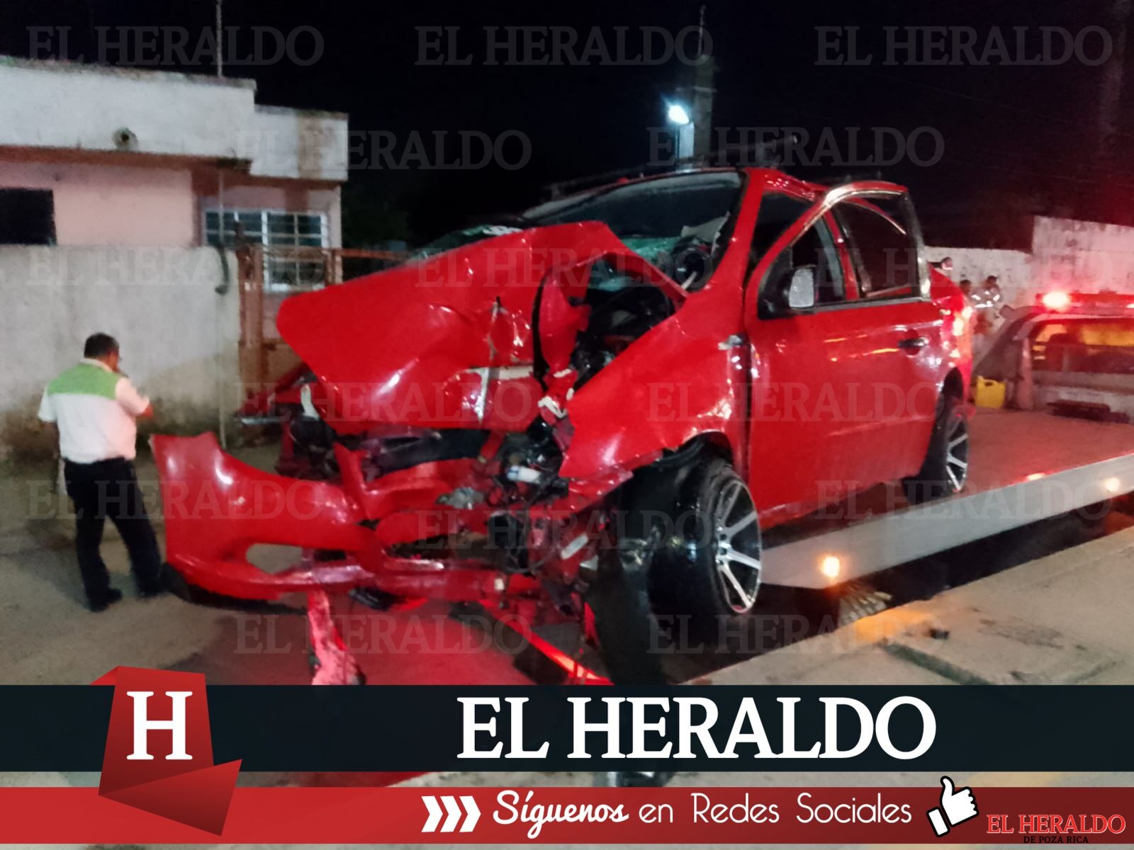 Trabajador de CFE estrella su auto 1