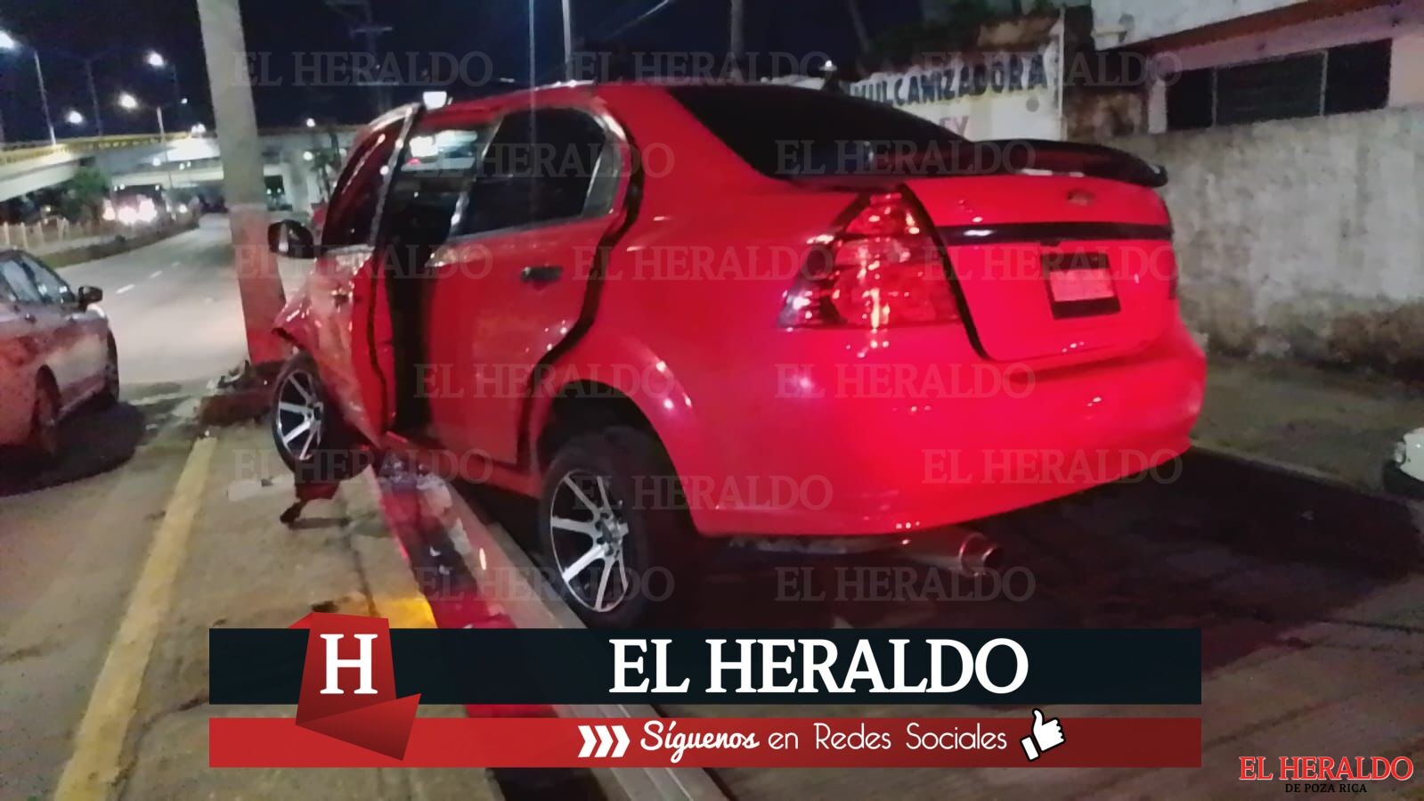 Trabajador de CFE estrella su auto 2