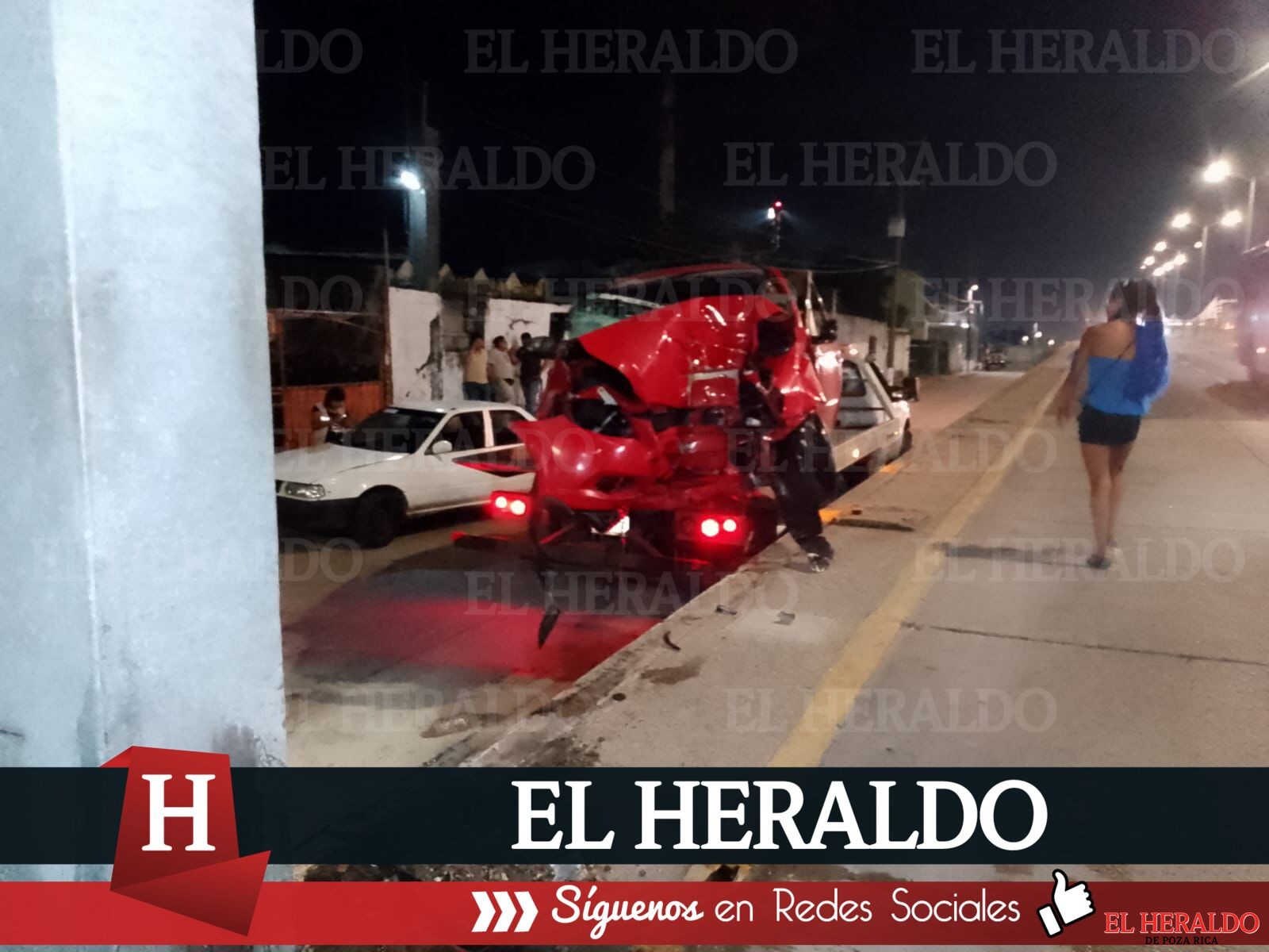 Trabajador de CFE estrella su auto 3