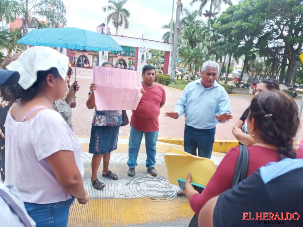 Vecinos piden pavimentación