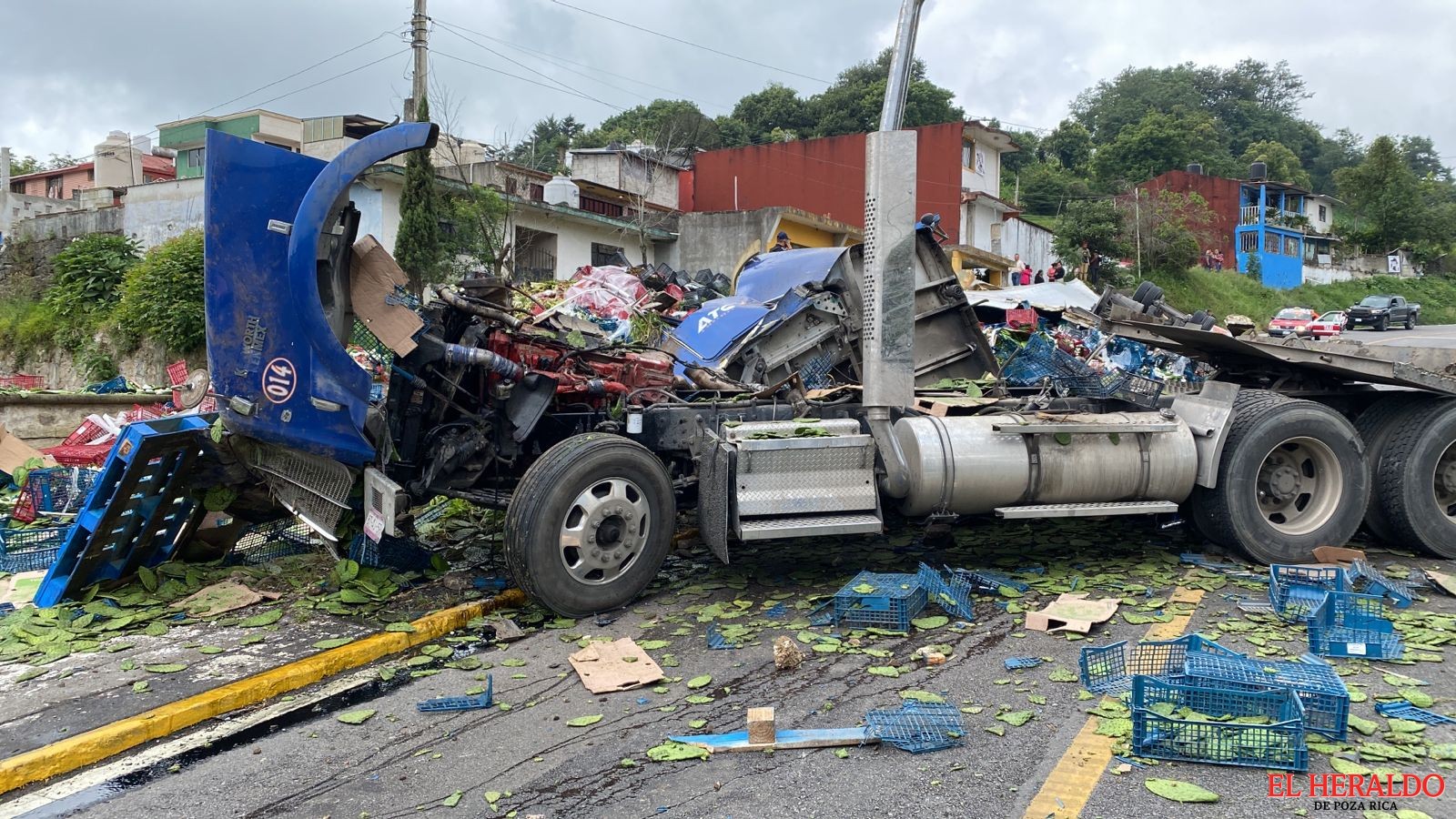 Vuelca tráiler cargado de nopales