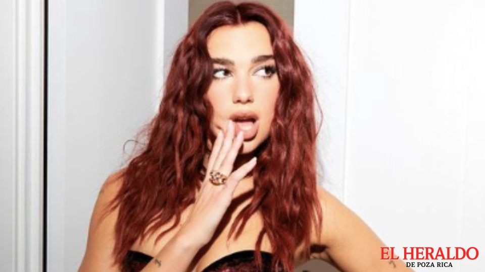 dua lipa sorprende a un grupo de personas para presentar su nuevo album