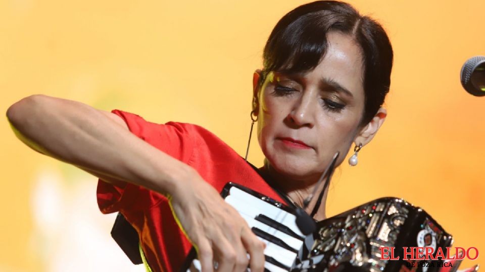 quien es julieta venegas y por que esta nominada a dos premios grammy latino