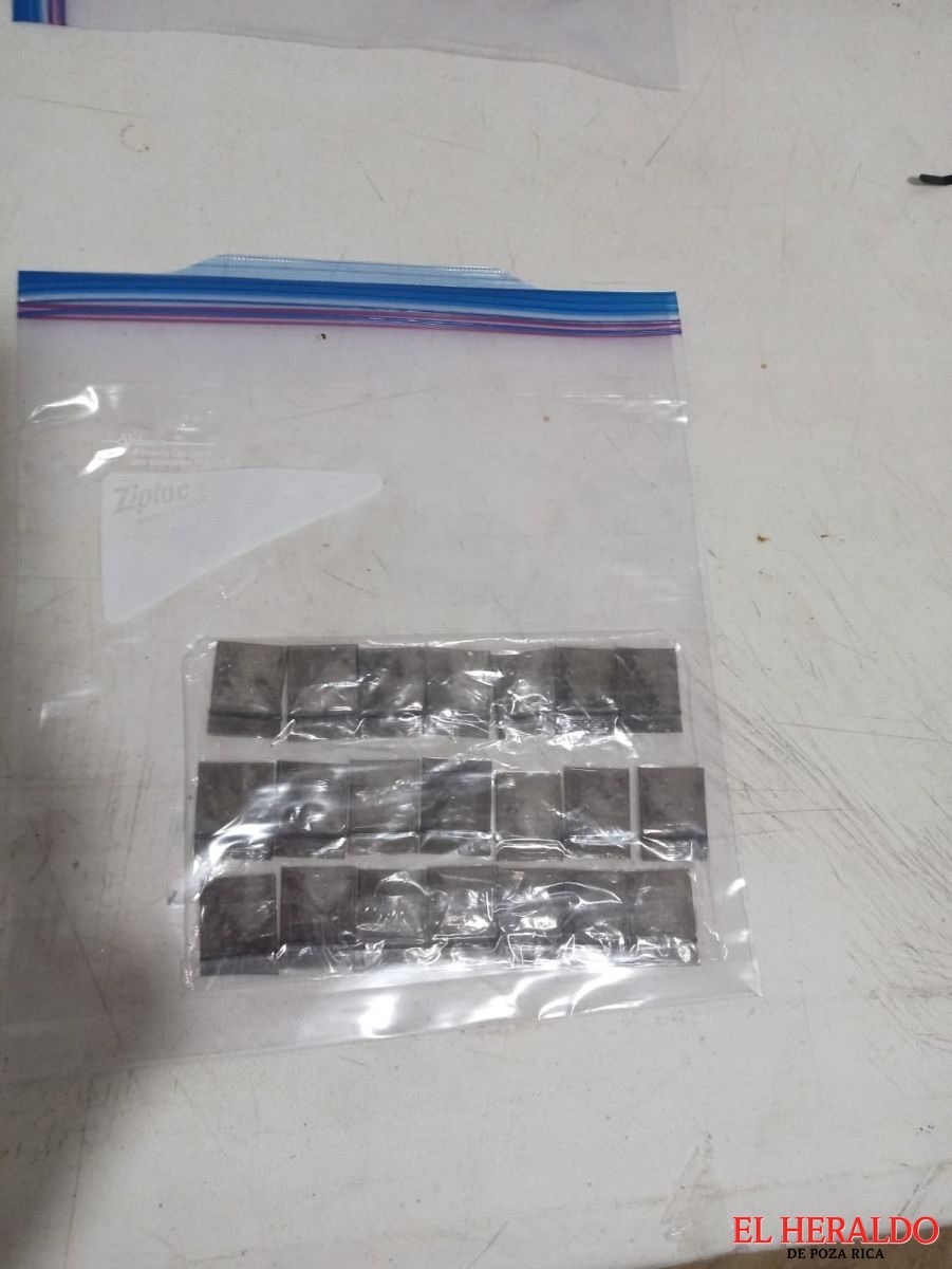 van a detenerlos por robar y les encuentran droga 1