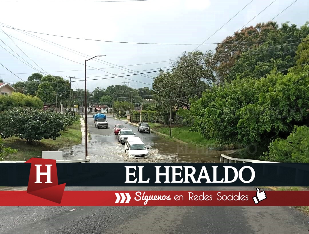 Vehículos quedan varados