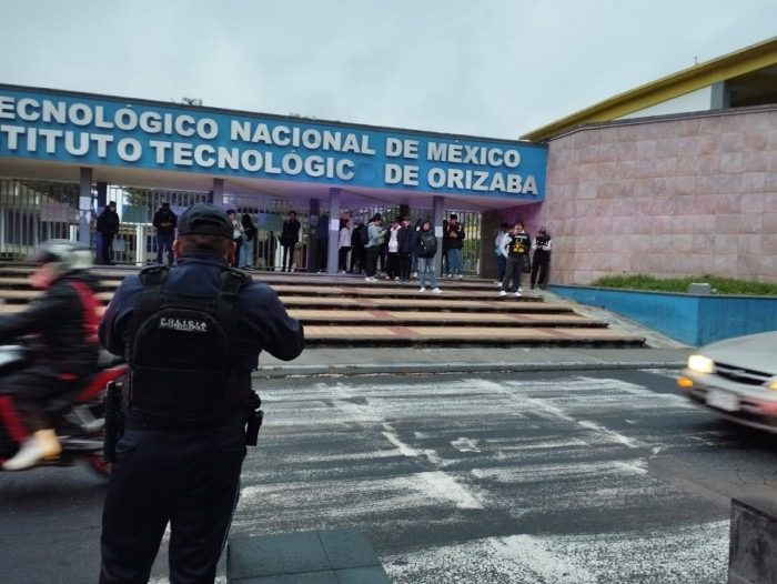 Por falta de becas
