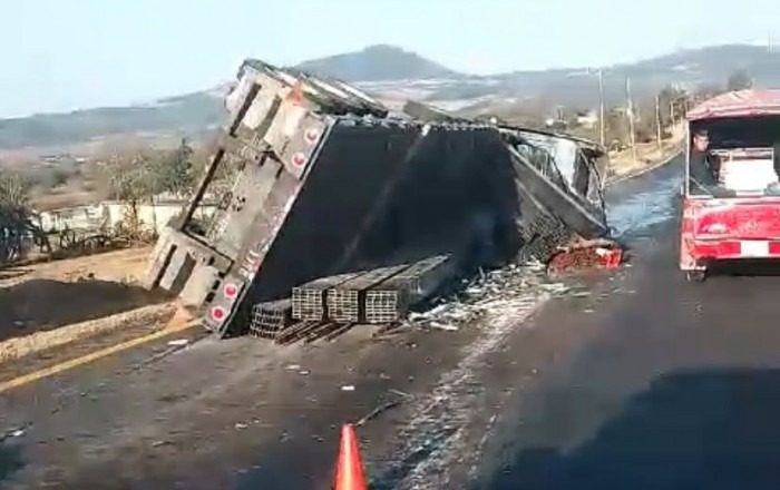 El Heraldo De Poza Rica Vuelca Tr Iler Con Fierro En Pista D Orizaba Puebla