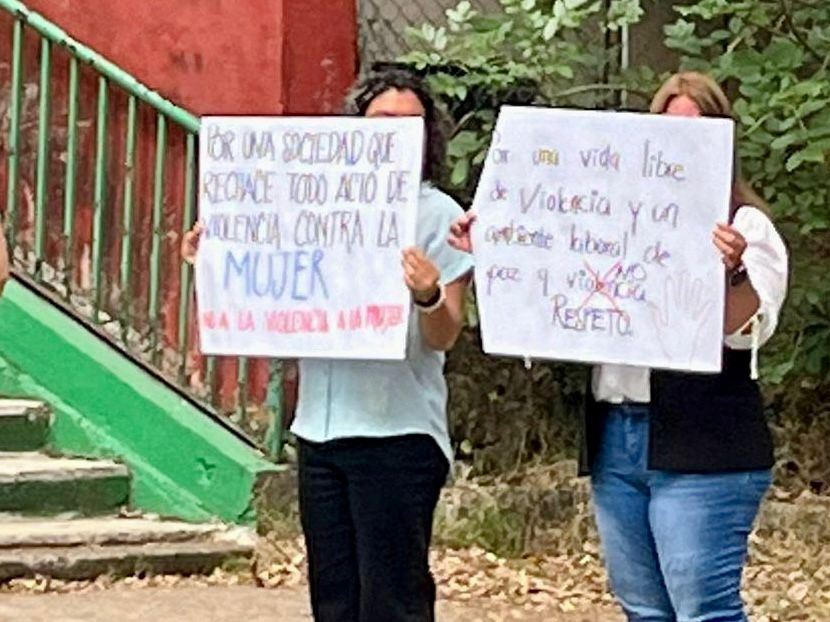 Asesor acosa