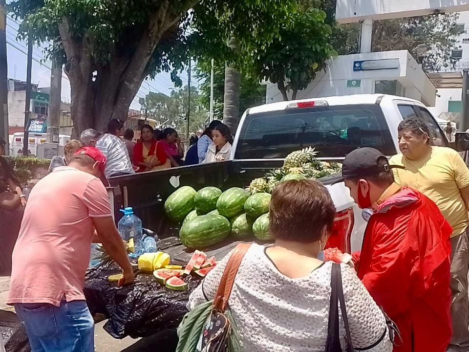 Yahir regala piñas