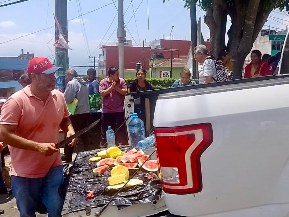 Yahir regala piñas2