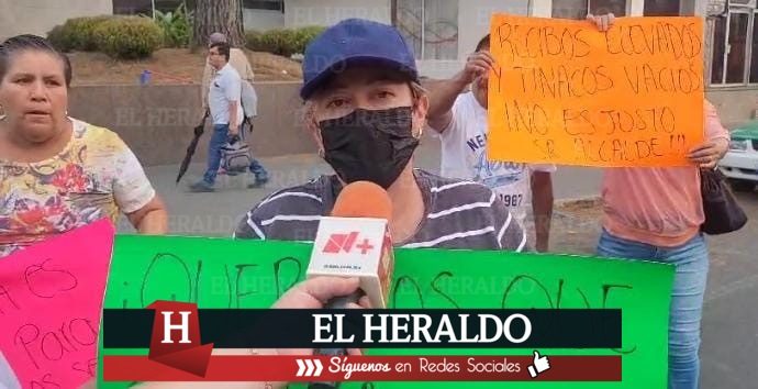 Bloquean avenida frente a CMAS porque llevan 28 días sin agua