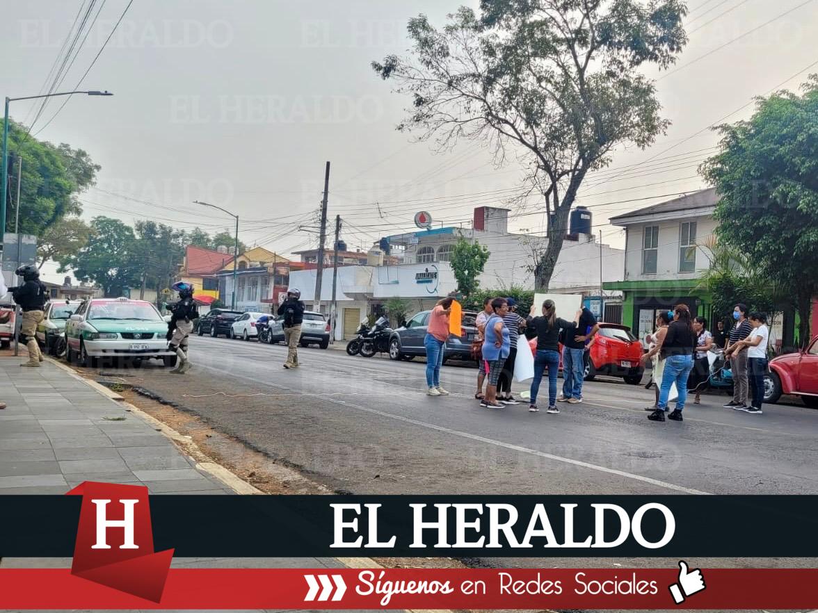 Bloquean avenida frente a CMAS porque llevan 28 días sin agua 2