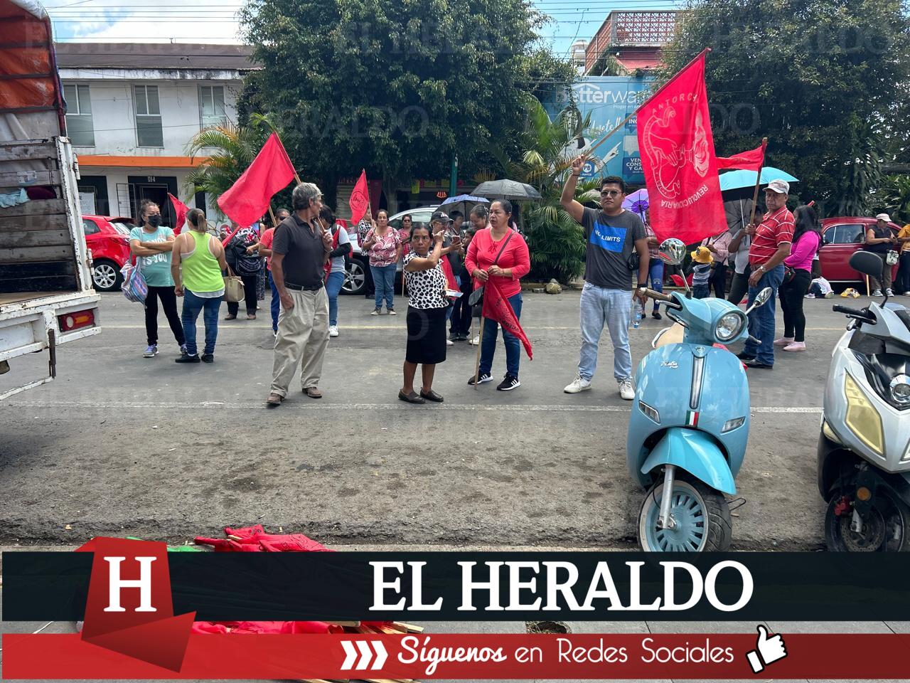 Antorchistas bloquean avenida Miguel Alemán