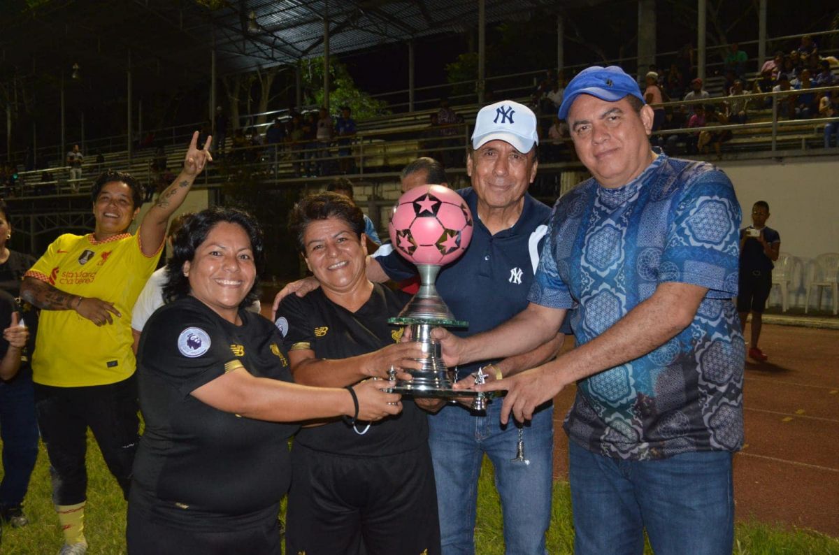 El Heraldo De Poza Rica - Pioneras Campeonas