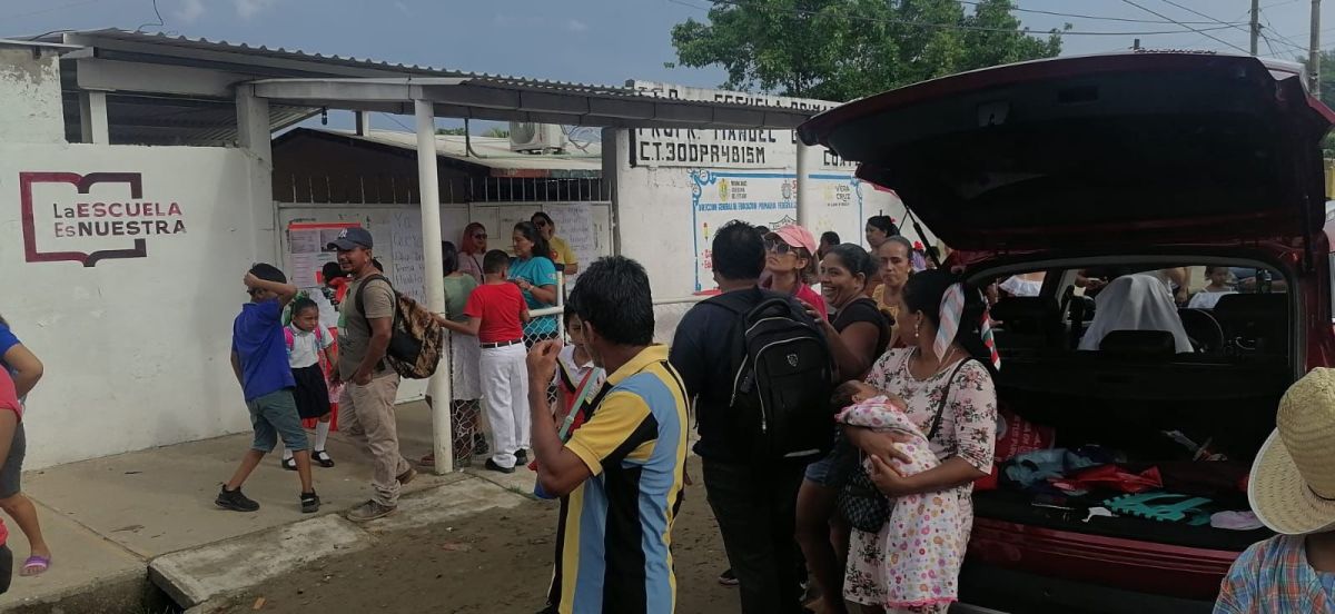 Toman escuela por presuntos malos manejos