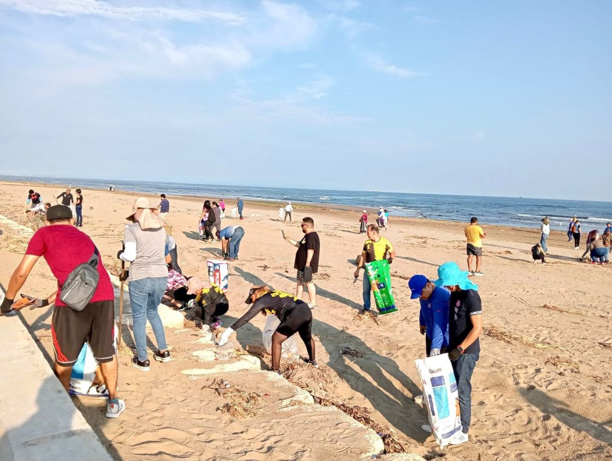 Intensifican jornada de limpieza de playa