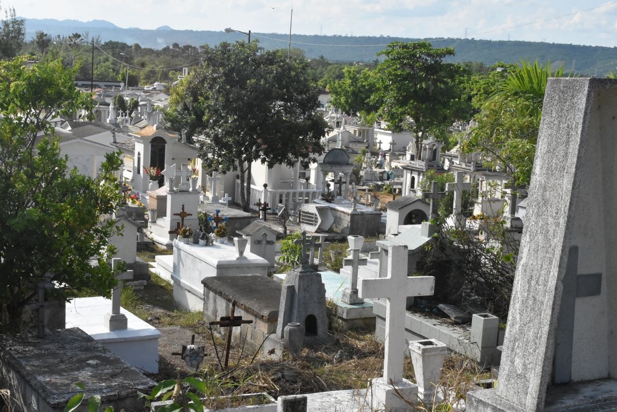 Embellecen tumbas en víspera Todos Santos