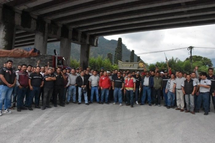 Protestan 350 operadores de carga