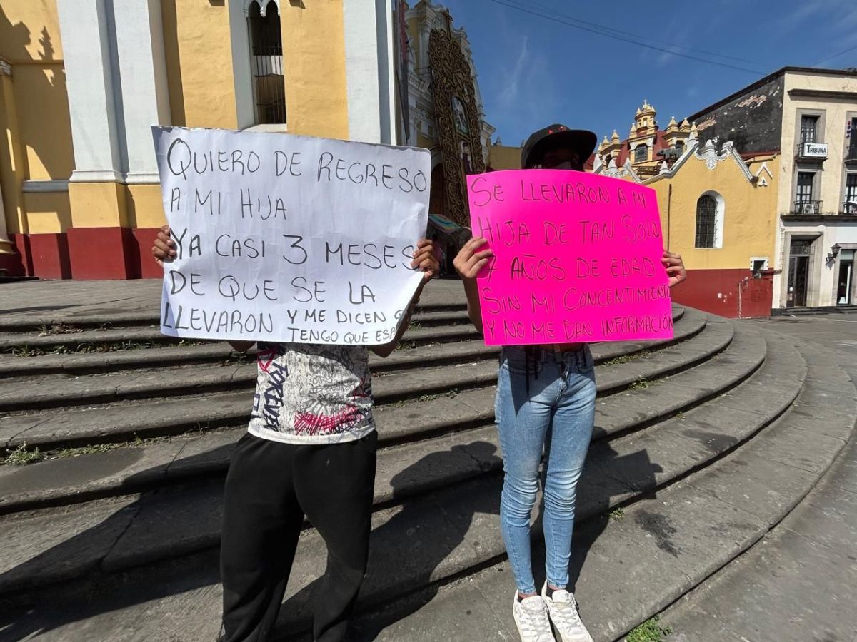 Protesta madre porque Cejum le quitó a su hija