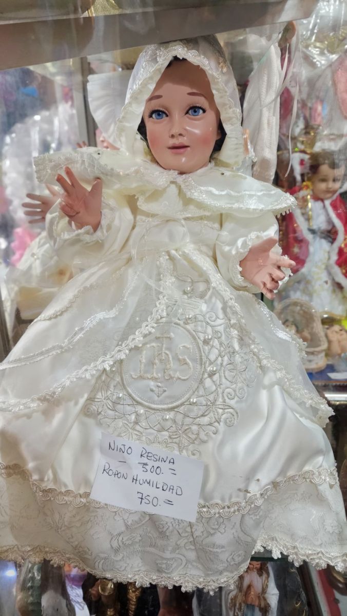 Se preparan para vestir al Niño Dios