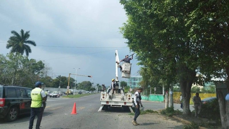 Autoridades supervisan rehabilitación de semáforos