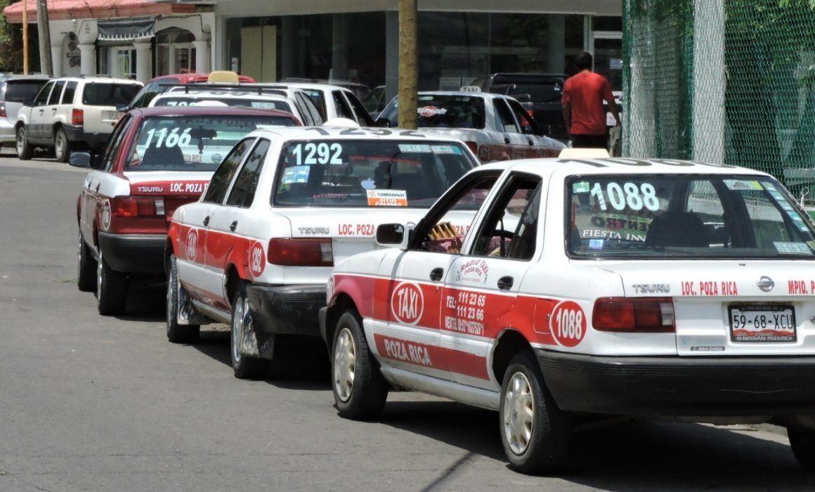 Taxistas elevan el costo del pasaje