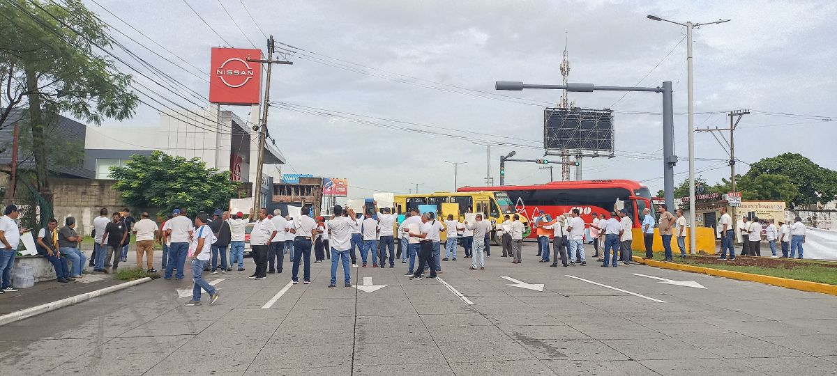 Taxistas bloquean vialidades